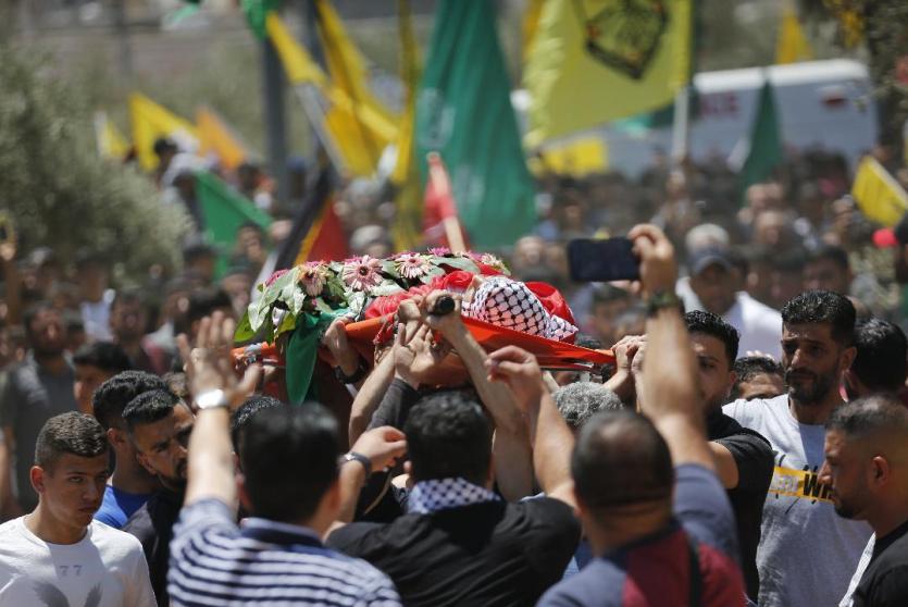 الجماهير الفلسطينية تشيع جثمان شهيد ارتقى برصاص الاحتلال - أرشيف