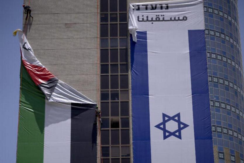 إزالة علم فلسطيني عن مبنى من قبل السلطات الإسرائيلية بعد أن رفعته مجموعة مناصرة للتعايش بين الفلسطينيين والإسرائيليين، في رمات غان - أرشيف