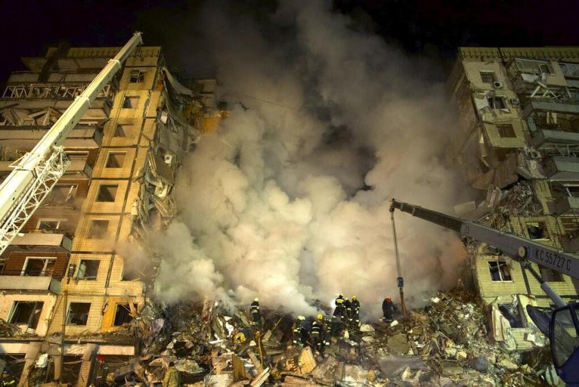 مبنى مدمر في دنيبرو جراء القصف الروسي، أمس