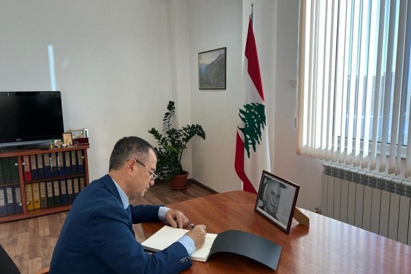 السفير منتصر أبوزيد خلال تدوين تعازيه في السفارة اللبنانية