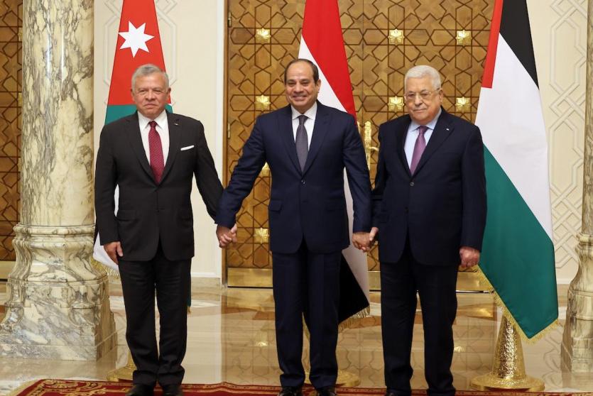 الرئيس عباس ونظيره المصري وملك الأردن