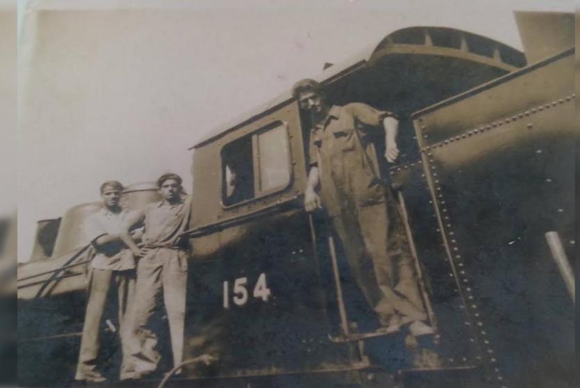 في وسط الصورة زهير زهرة وزملائه في سكّة القطار