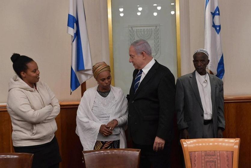 grhx رئيس وزراء الإسرائيلي بنيامين نتنياهو مع عائلة الجندي الأسير 