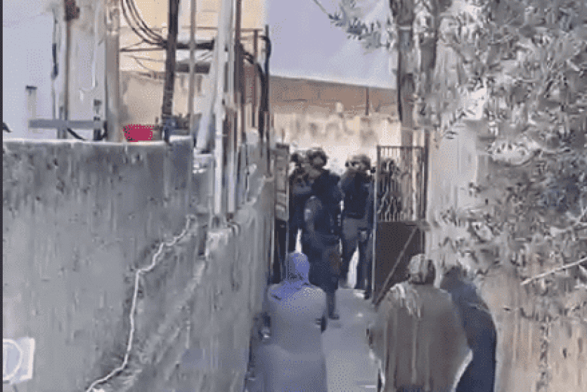 قوات الاحتلال تزيل صور الشهيد المقدسي وديع أبو رموز بعد اقتحام منزل عائلته 