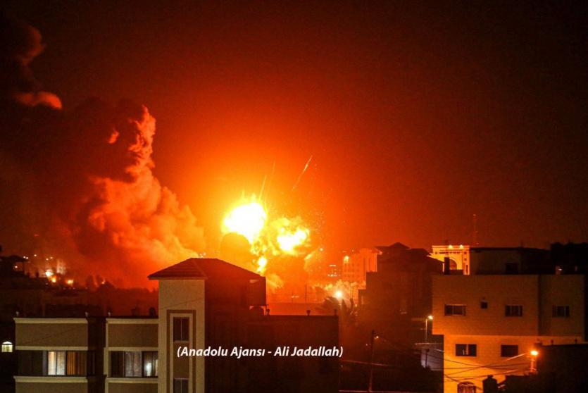 لحظة قصف طائرات الاحتلال موقعًا للمقاومة غرب مدينة غزة