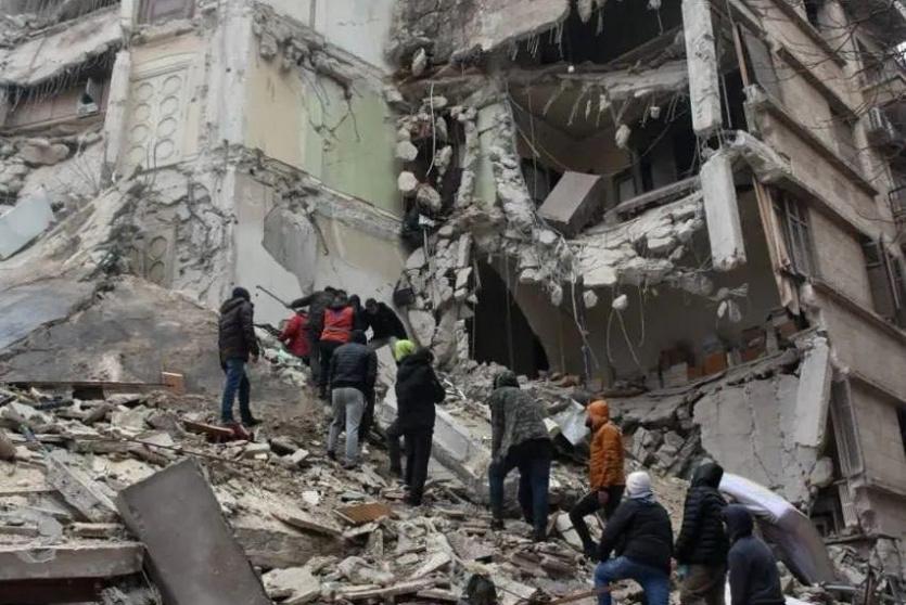 انهيار مبنى في مدينة حلب السورية جراء الزلزال المدمر الذي ضرب البلاد