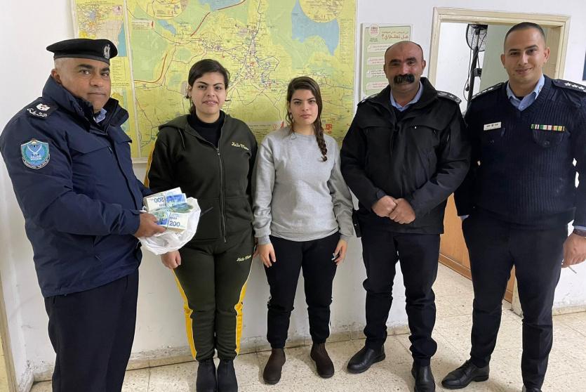  الفتاة نتالين صليبا ابو سعدى تسلم المبلغ للشرطة