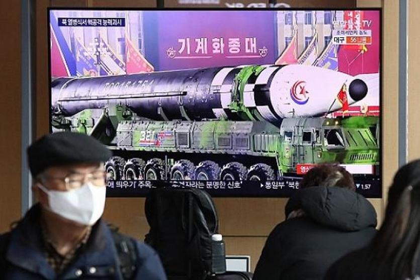 الزعيم الكوري الشمالي يشرف على عرض عسكري ضخم (Getty Images)
