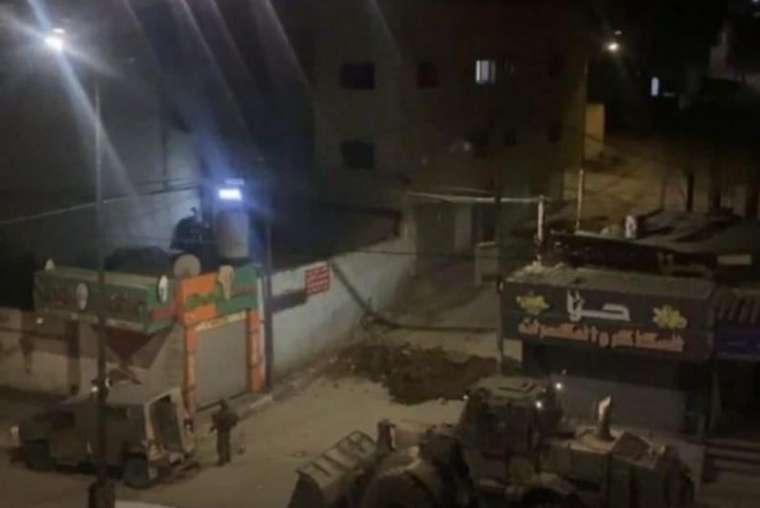  قوات الاحتلال تغلق طرقا فرعية في بلدة حوارة بنابلس بالسواتر الترابية