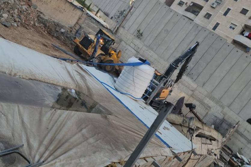  جرافات الاحتلال تهدم منشآت تجارية في شعفاط