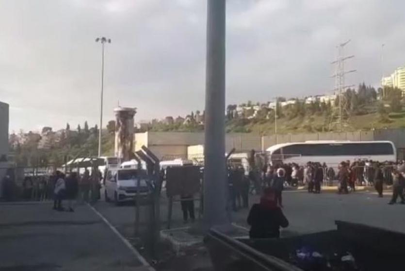 احتجاز آلاف المواطنين على حاجز مخيم شعفاط وسط انتشار مكثف لقوات الاحتلال