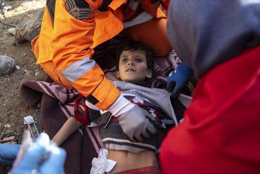 إنقاذ طفل من تحت الانقاض في زلزال تركيا