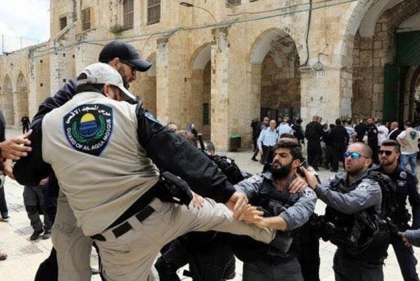 قوات الشرطة الإسرائيلية تعتدي على حراس المسجد الأقصى - أرشيف