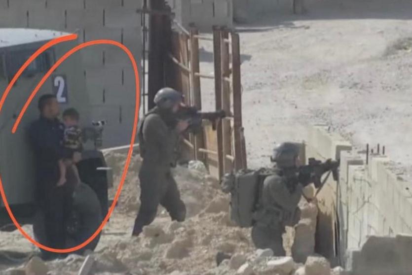 جنود الاحتلال يستخدمون فلسطينياً وطفله كدروعٍ بشرية خلال اقتحامهم مخيم عقبة جبر في أريحا اليوم