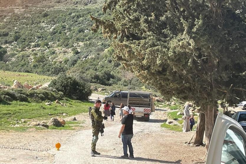 قوات الاحتلال الإسرائيلي تمنع المواطنين من الدخول بمركباتهم إلى واد قانا شمال غرب بلدة دير استيا بمحافظة سلفيت