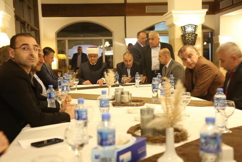 الشيخ حاتم البكري خلال لقائه مع عدد من الصحفيين في غزة