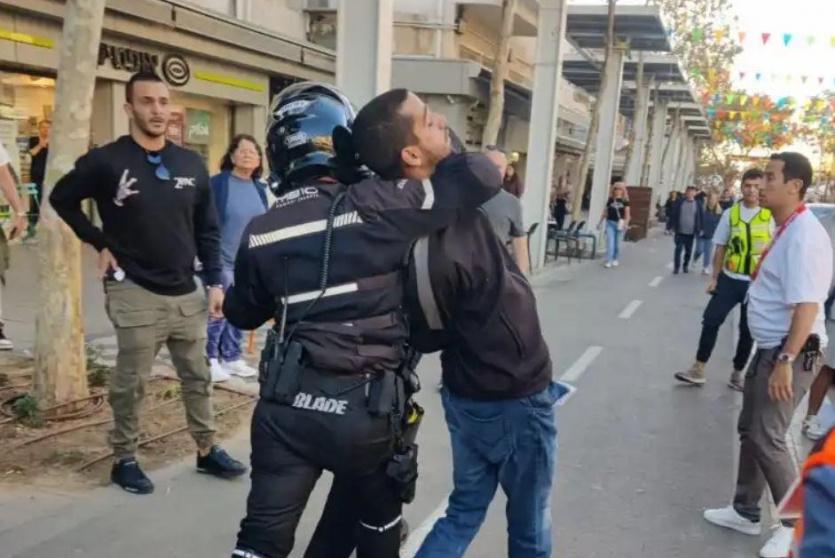 بالفيديو: الاحتلال يعتقل شابًا في نتانيا بزعم العثور على سكين بحوزته  