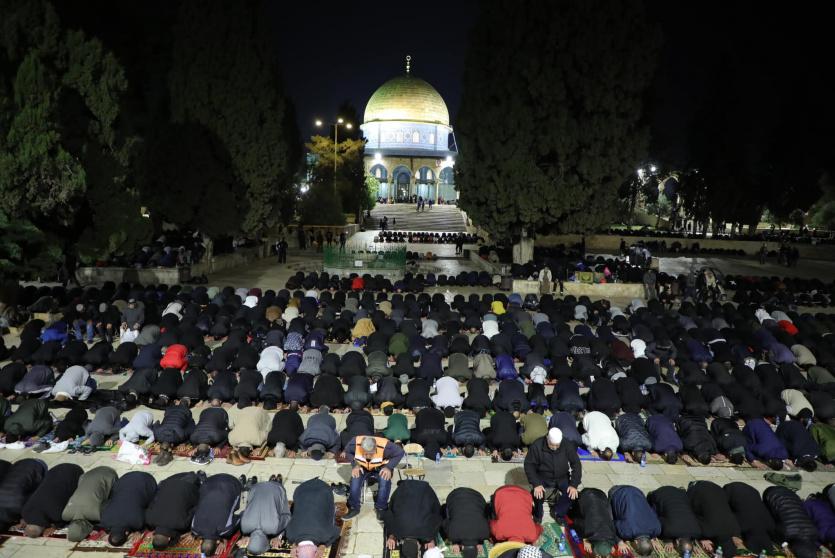 صلاتي العشاء والتراويح في رحاب المسجد الأقصى المبارك