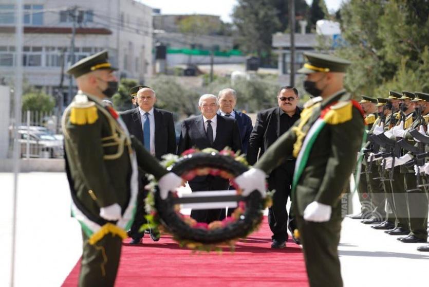 القيادة تضع إكليلا من الزهور على ضريح الرئيس الشهيد ياسر عرفات