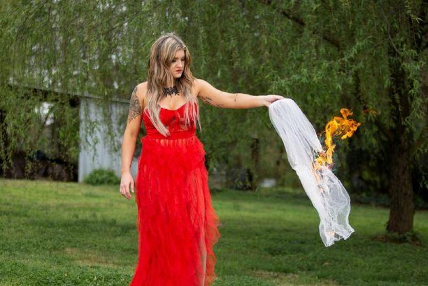 المطلقة قامت بإحراق فستان زفافها