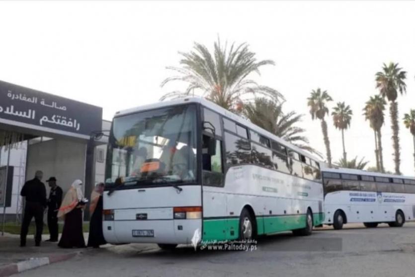 لحظة وصول حافلات إجلاء فلسطينيين من الخرطوم إلى غزة عبر مصر