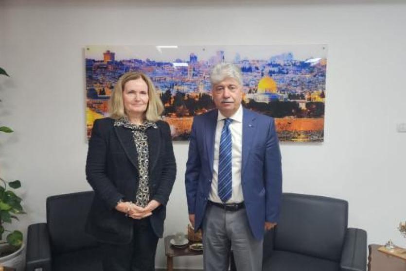  عضو اللجنة التنفيذية لمنظمة التحرير الفلسطينية أحمد مجدلاني في لقاء مع القنصل البريطاني العام