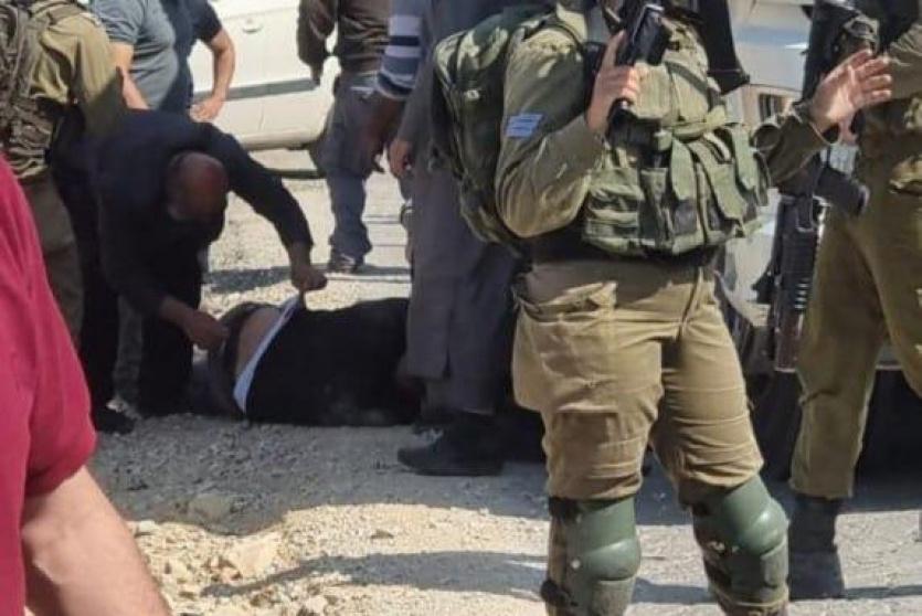 لحظة إصابة شاب برصاص الاحتلال بعد احتجازه قرب الخضر جنوبي بيت لحم