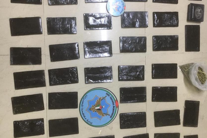 مادة الحشيش المخدر التي تم ضبطها داخل منزل احد تجارها في بلدة الرام شمال مدينة القدس المحتلة