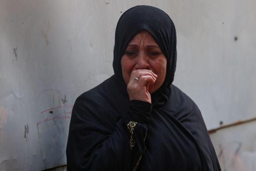 حزن مواطنة في غزة عقب العدوان الإسرائيلي