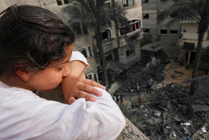 طفلة تشاهد الدمار الذي خلفه القصف في غزة