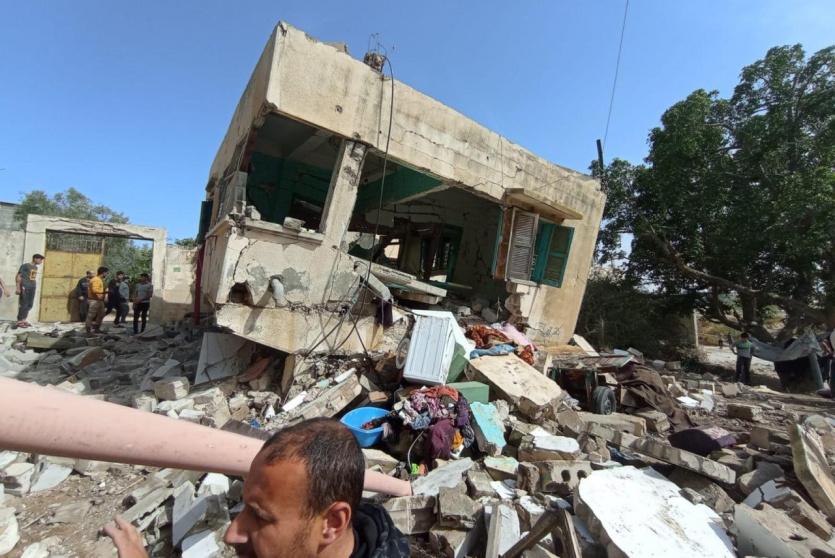شهيد وإصابات بقصف الاحتلال منزل في خانيونس