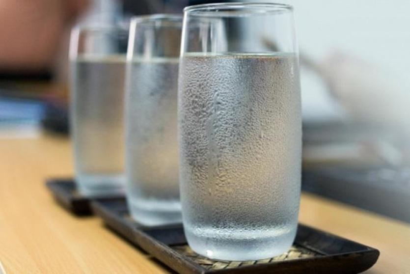 الشرب المفاجئ للماء المبرد قد يؤدي إلى تشنج الأوعية الدموية
