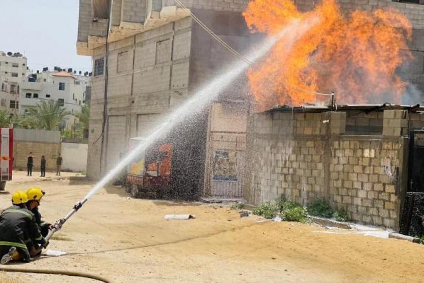 حريق نشب في  نقطة عشوائية لتعبئة الغاز في شارع الصناعة بمدينة غزة.