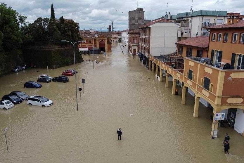 صورة جوية لشوارع غمرتها المياه في بلدة لوغو شمال شرق إيطاليا (تصوير: أ ف ب)