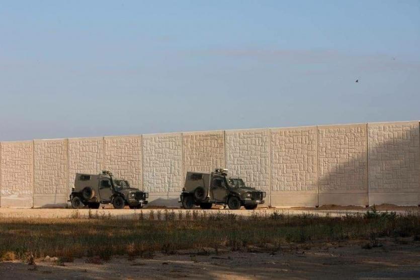 جيش الاحتلال ينصب جدران إسمنتية لتحصين مستوطنات غلاف غزة 