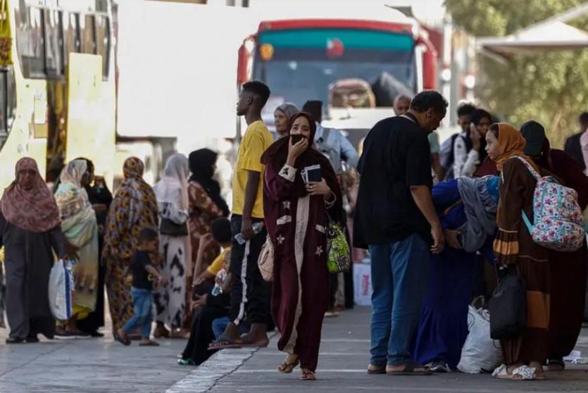 سودانيون يعبرون إلى مصر براً هرباً من القتال - أرشيف