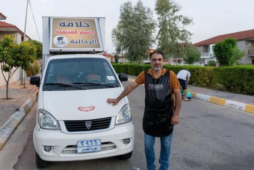 عراقي يحوّل سيارته إلى محل حلاقة متنقل