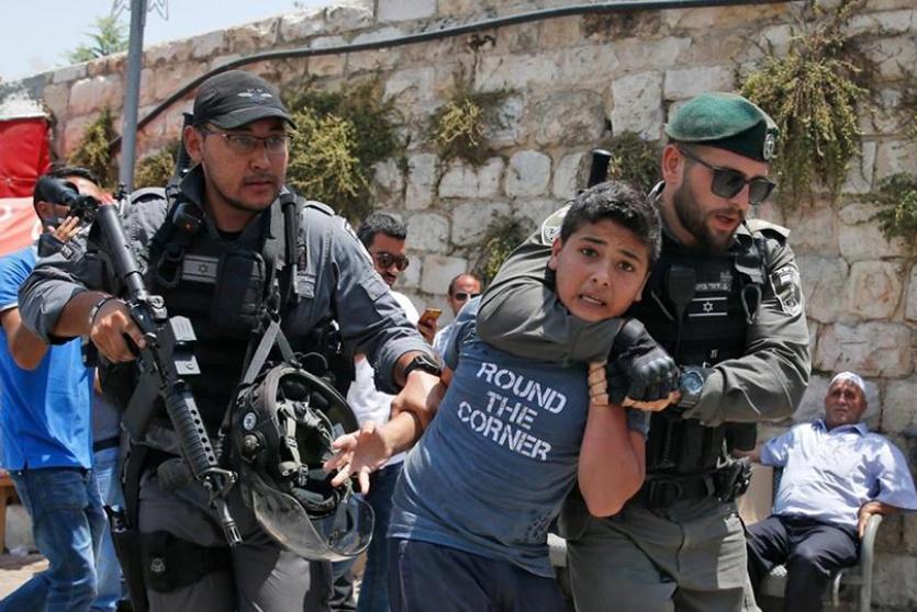 قوات الاحتلال تعتقل طفل فلسطيني - أرشيف