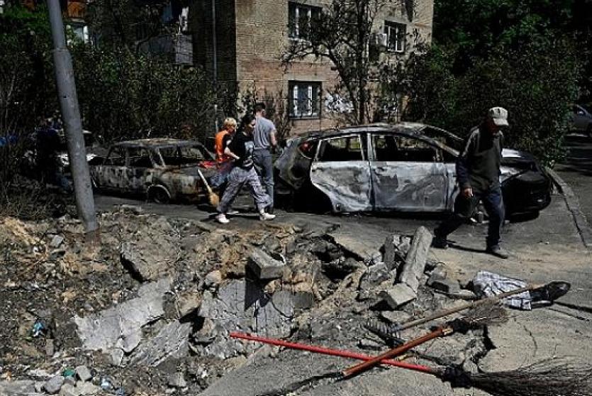 آثار القصف الروسي الذي طال العاصمة الأوكرانية كييف