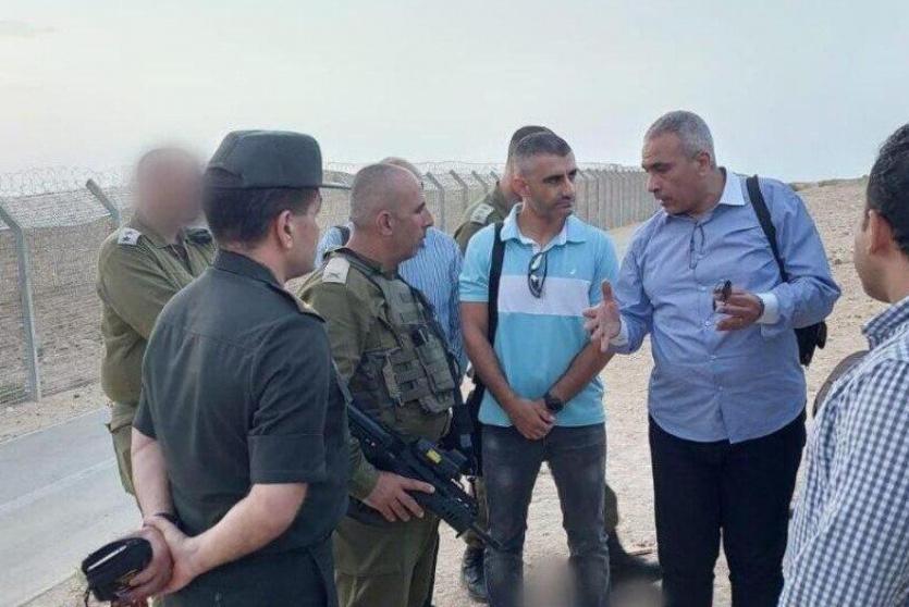 صورة لقائد الفرقة 80 يجري مشاورات أمس مع ممثلين عن وزارة الدفاع المصرية في موقع الحدث عند الحدود
