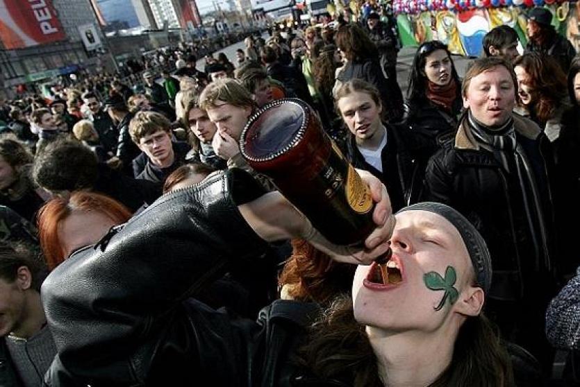 مصرع 30 روسيّاً إثر تسممهم بمشروبات كحولية مغشوشة