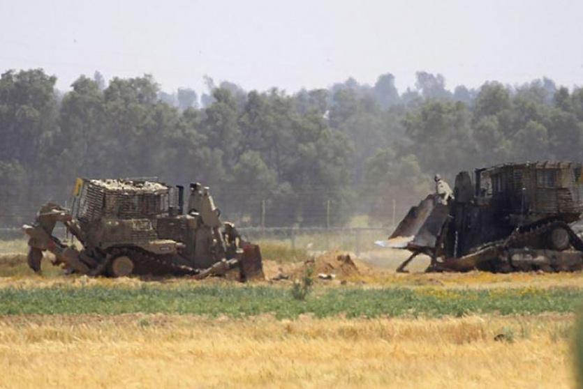 توغل آليات الاحتلال في أراضي المواطنين على الحدود الشرقية لقطاع غزة - أرشيف