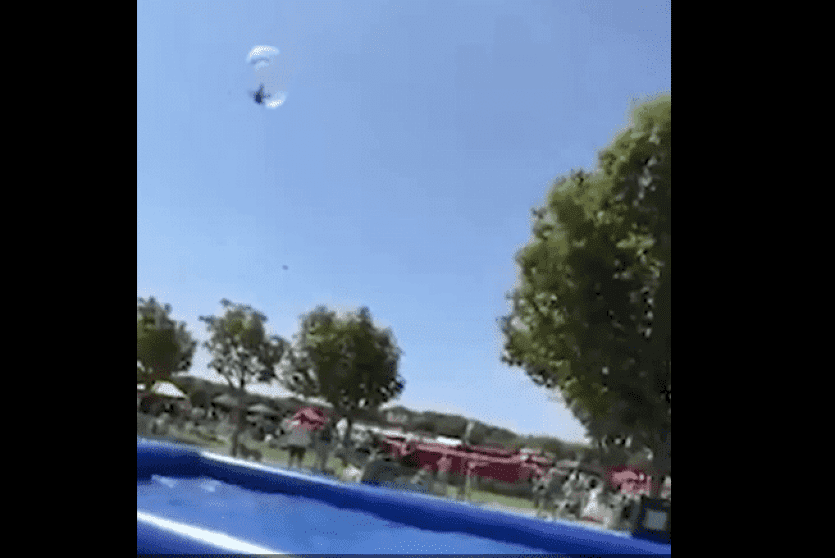 كرة قابلة للنفخ تطير في الهواء وبداخلها طفل