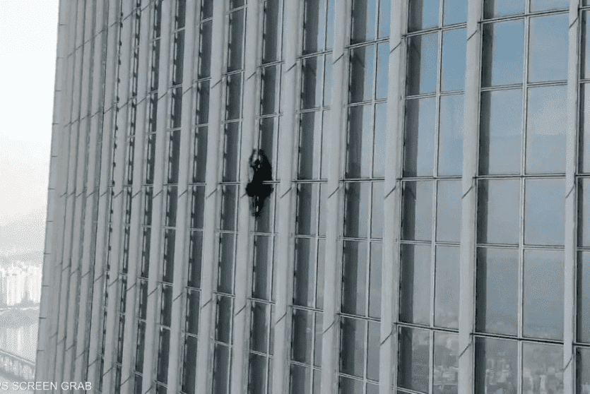  رجل حاول تسلق خامس أعلى برج في العالم
