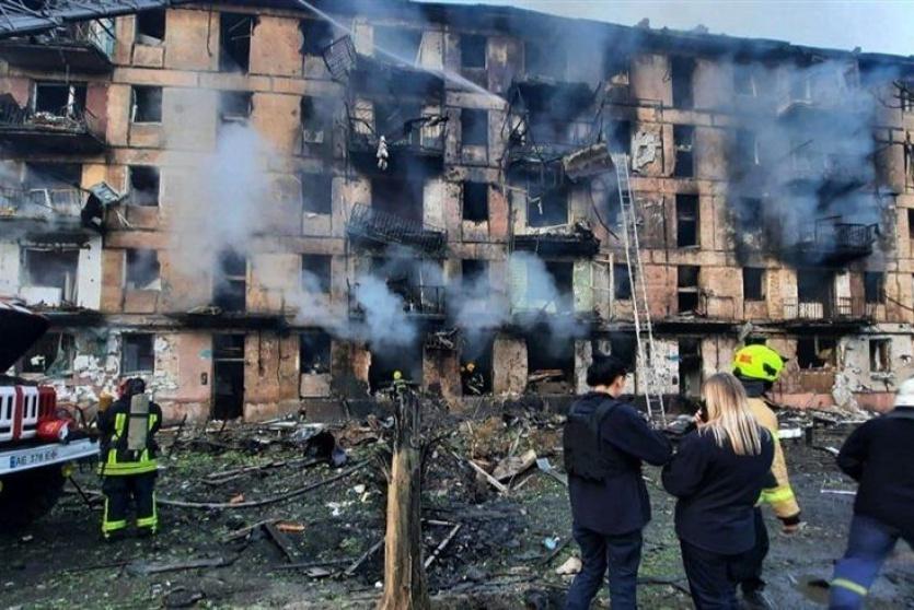 منقذون ومسعفون في أوكرانيا أمام بناية أصابها قصف 
