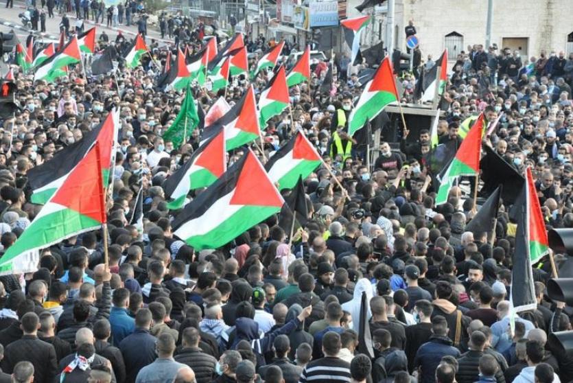 آلاف الفلسطينيين يتظاهرون تنديداً بجرائم الاحتلال في مسيرة حاشدة - أرشيف