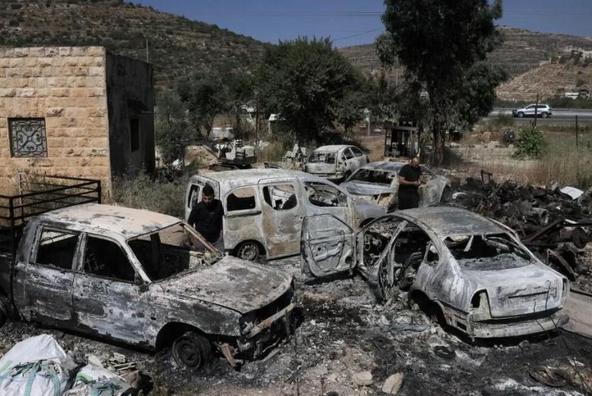 إحراق عشرات المركبات إثر هجمات المستوطنين على بلدة ترمسعيا 