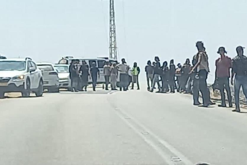 مستوطنون يغلقون طريق المعرجات شمالي أريحا ويعتدون على السائقين.