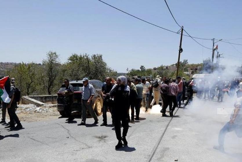 قوات الاحتلال تقمع مسيرة ضد الاستيطان في قرية أم صفا شمال غرب رام الله