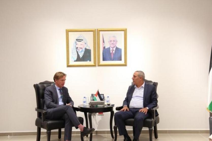 جانب من لقاء الشيخ مع ممثل الاتحاد الأوروبي لدى فلسطين